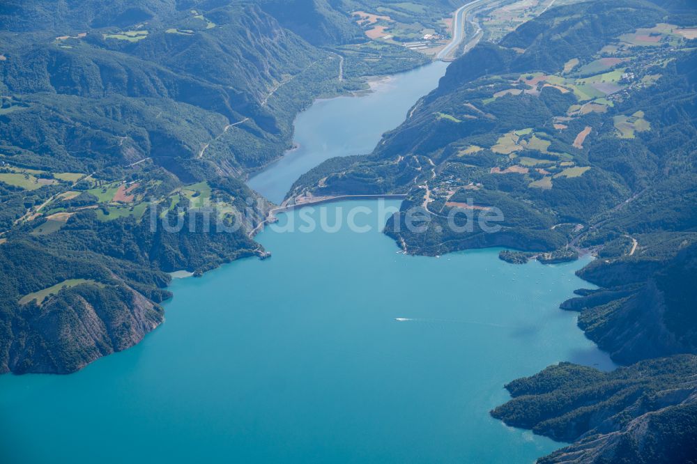 Le Sauze-du-Lac von oben - Staubecken und Stausee in Le Sauze-du-Lac in Provence-Alpes-Cote d'Azur, Frankreich