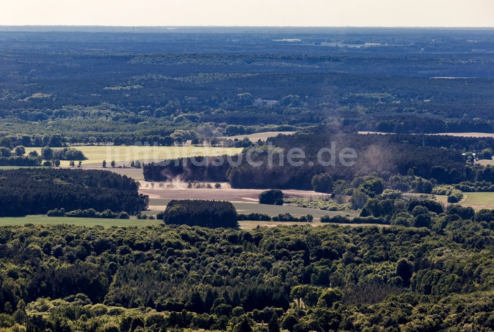 Luftbild Melchow - Staubteufel auf einem Feld bei Melchow im Bundesland Brandenburg