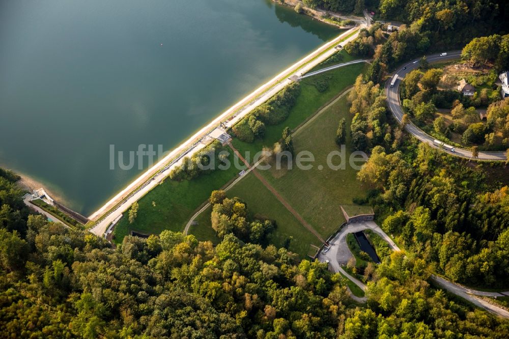 Luftaufnahme Meschede - Staudamm Hennesee bei Meschede im Bundesland Nordrhein-Westfalen