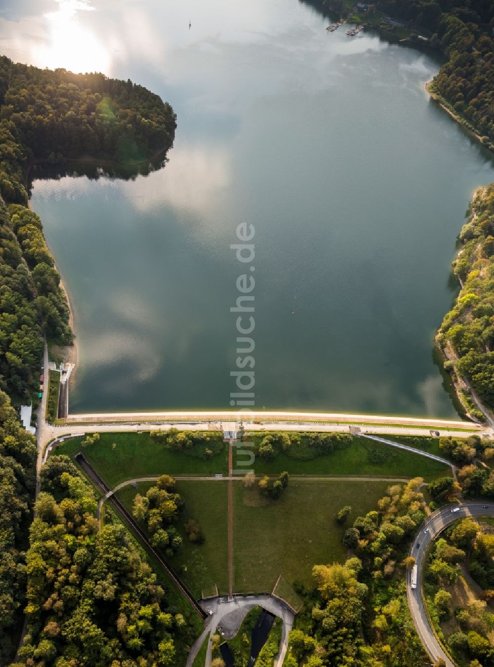 Meschede von oben - Staudamm Hennesee bei Meschede im Bundesland Nordrhein-Westfalen