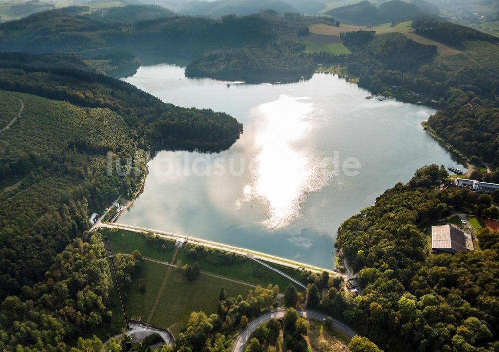 Meschede aus der Vogelperspektive: Staudamm Hennesee bei Meschede im Bundesland Nordrhein-Westfalen