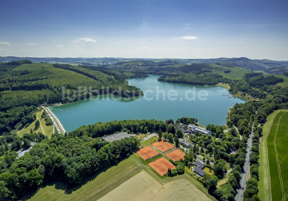 Meschede von oben - Staudamm Hennesee bei Meschede im Bundesland Nordrhein-Westfalen