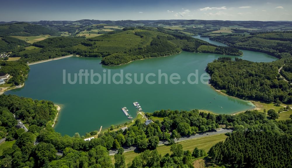 Meschede aus der Vogelperspektive: Staudamm Hennesee bei Meschede im Bundesland Nordrhein-Westfalen