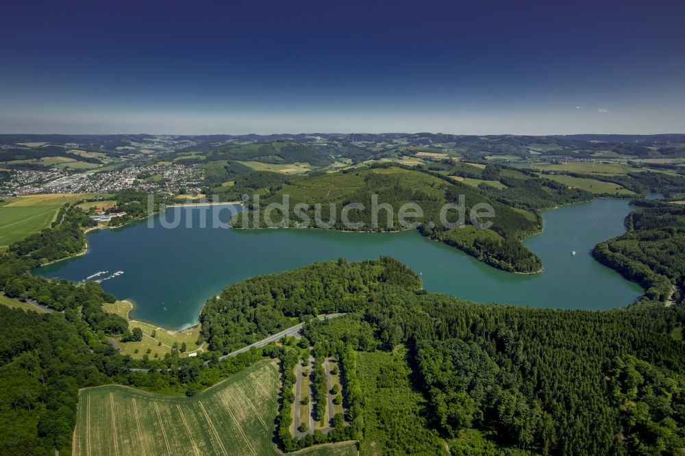 Luftaufnahme Meschede - Staudamm Hennesee bei Meschede im Bundesland Nordrhein-Westfalen