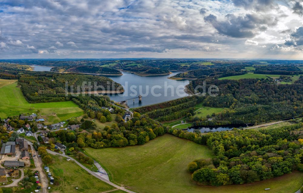 Müllenberg von oben - Staudamm am Stausee Große Dhünntalsperre in Müllenberg im Bundesland Nordrhein-Westfalen, Deutschland