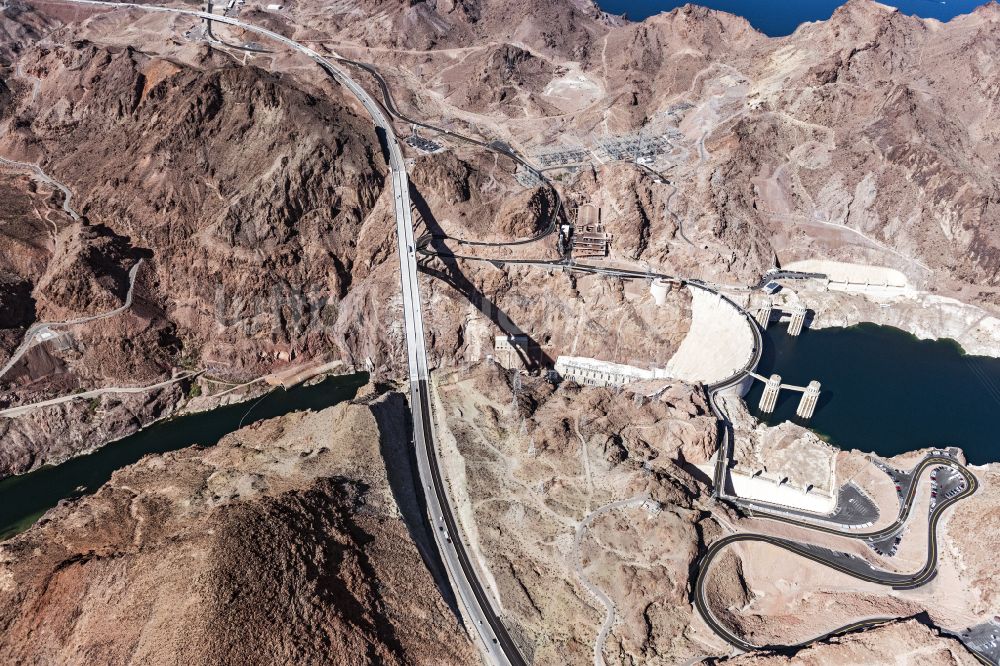 Boulder City von oben - Staudamm am Stausee Hoover Dam in Boulder City in Nevada, USA