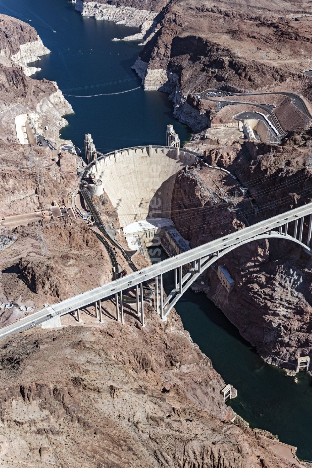 Boulder City von oben - Staudamm am Stausee Hoover Dam in Boulder City in Nevada, USA