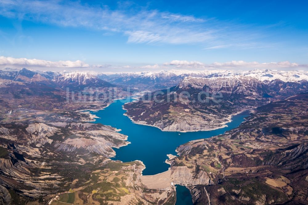 Luftbild Rousset - Staudamm und Stausee des Lac de Serre-Ponçon bei Rousset in Provence-Alpes-Cote d'Azur, Frankreich