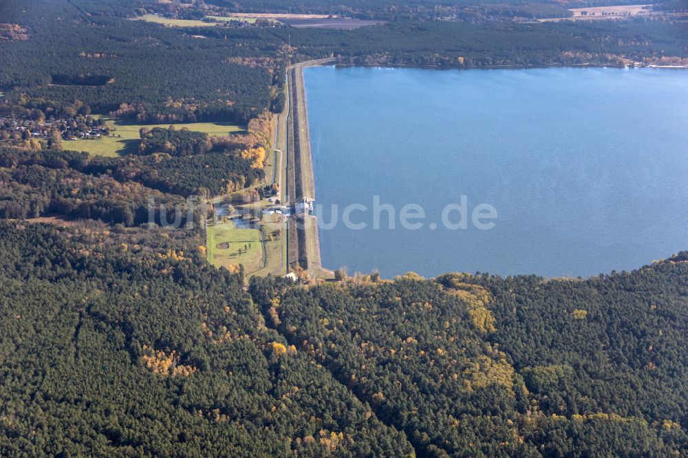 Neuhausen/Spree von oben - Staudamm am Stausee Talsperre Spremberg in Neuhausen/Spree im Bundesland Brandenburg, Deutschland