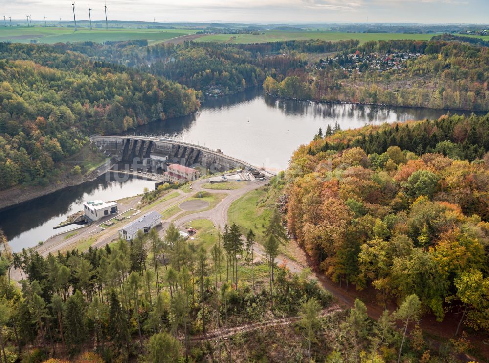 Kriebstein aus der Vogelperspektive: Staudamm am Stausee des Wasserkraftwerkes in Kriebstein im Bundesland Sachsen, Deutschland