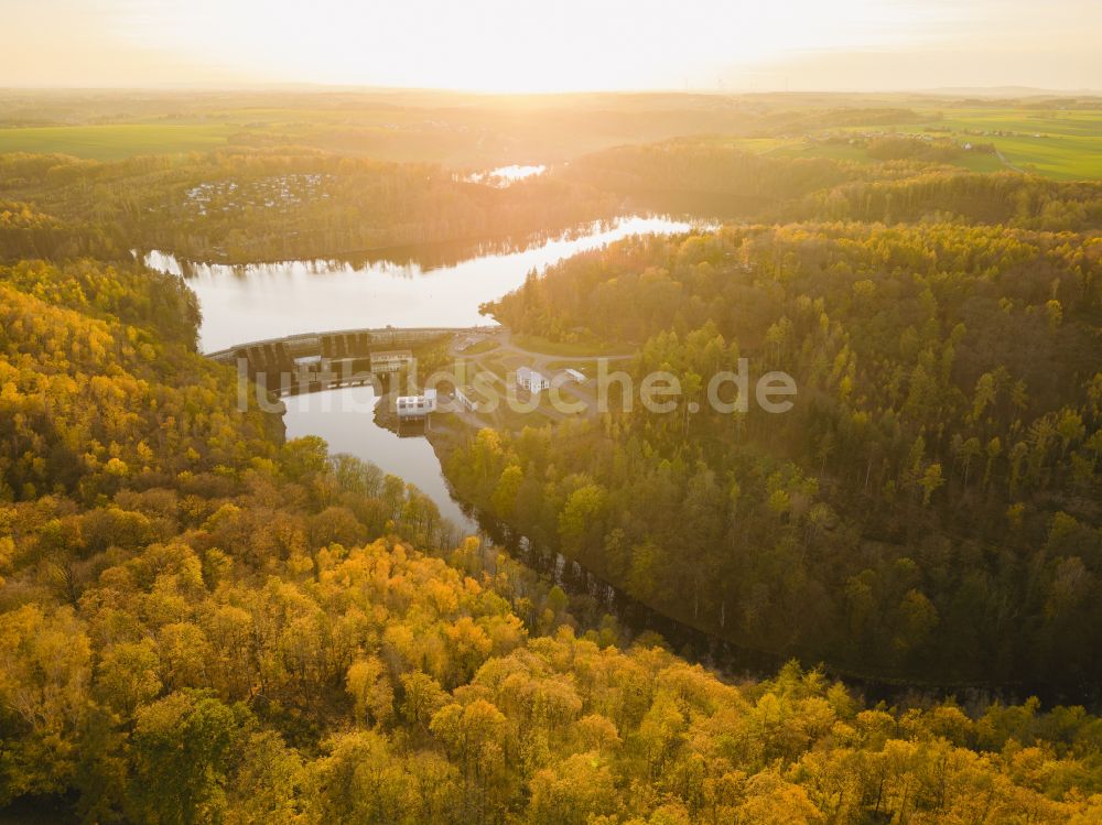 Luftaufnahme Kriebstein - Staudamm am Stausee des Wasserkraftwerkes in Kriebstein im Bundesland Sachsen, Deutschland