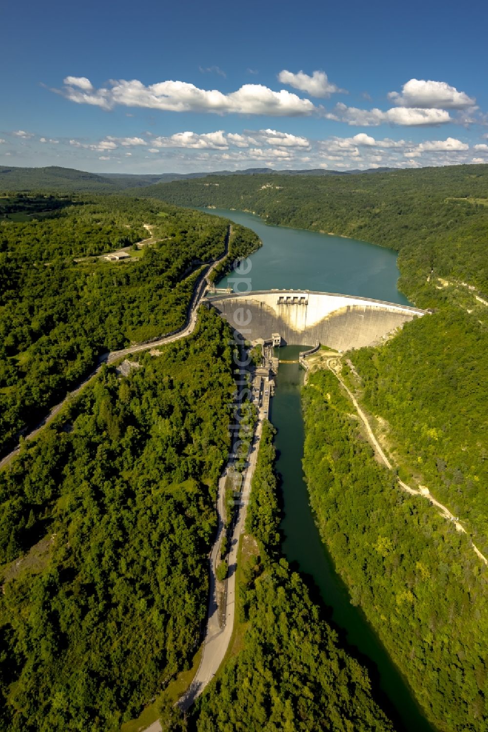 Cernon von oben - Staudamm am Wasserkraftwerk des Flusses Lain bei Le Barrage de Vouglans in Cernon in Frankreich