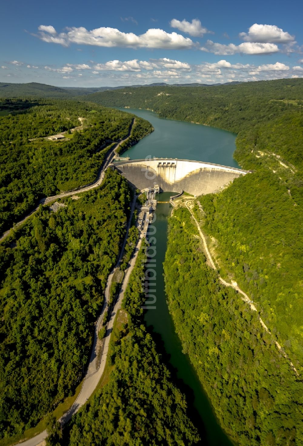 Luftaufnahme Cernon - Staudamm am Wasserkraftwerk des Flusses Lain bei Le Barrage de Vouglans in Cernon in Frankreich