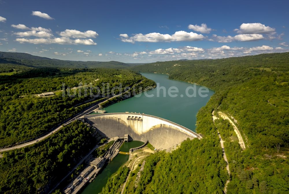 Cernon von oben - Staudamm am Wasserkraftwerk des Flusses Lain bei Le Barrage de Vouglans in Cernon in Frankreich