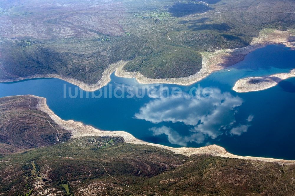 Trebinje von oben - Stausee Bileca, dem größten künstlicher Stausee in den Balkanländern und in Bosnia and Herzegowina