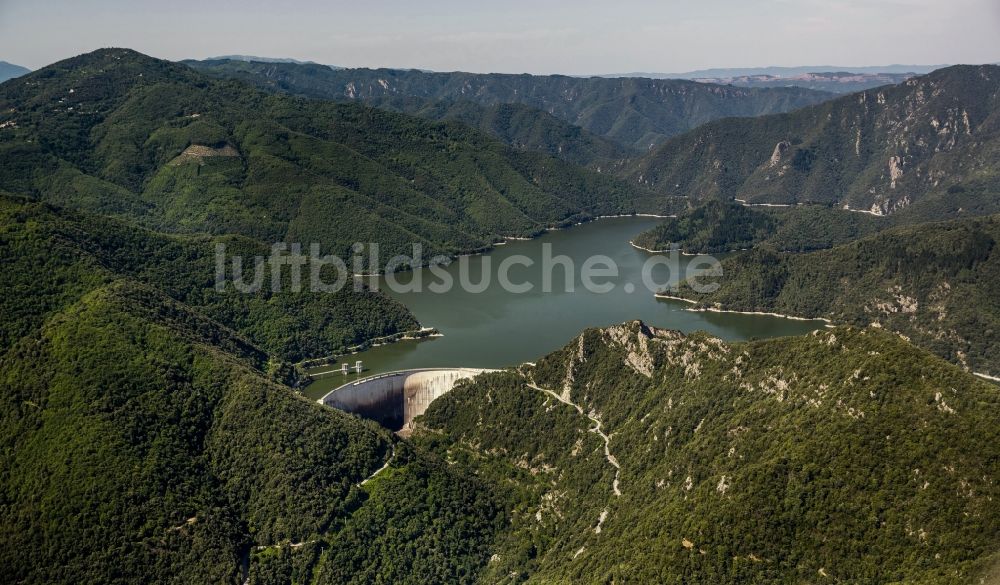 Osor von oben - Stausee Panta de Susqueda bei Osor in der Provinz Girona in Spanien