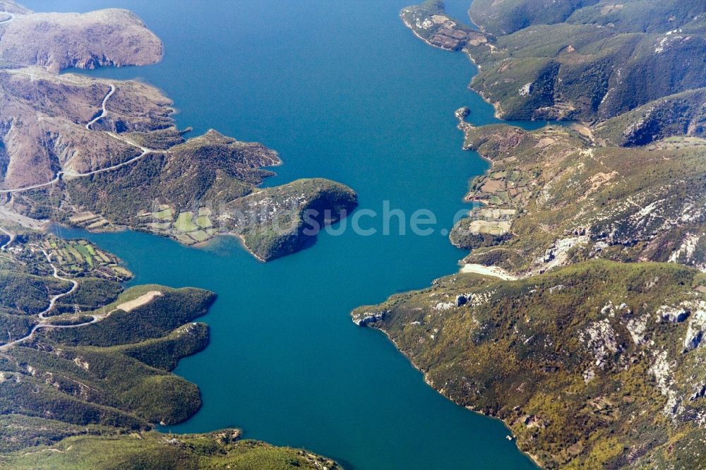 Vau Deja aus der Vogelperspektive: Stausee des Spathara Staubeckens bei Vau Deja in der Provinz Shkodra in Albanien