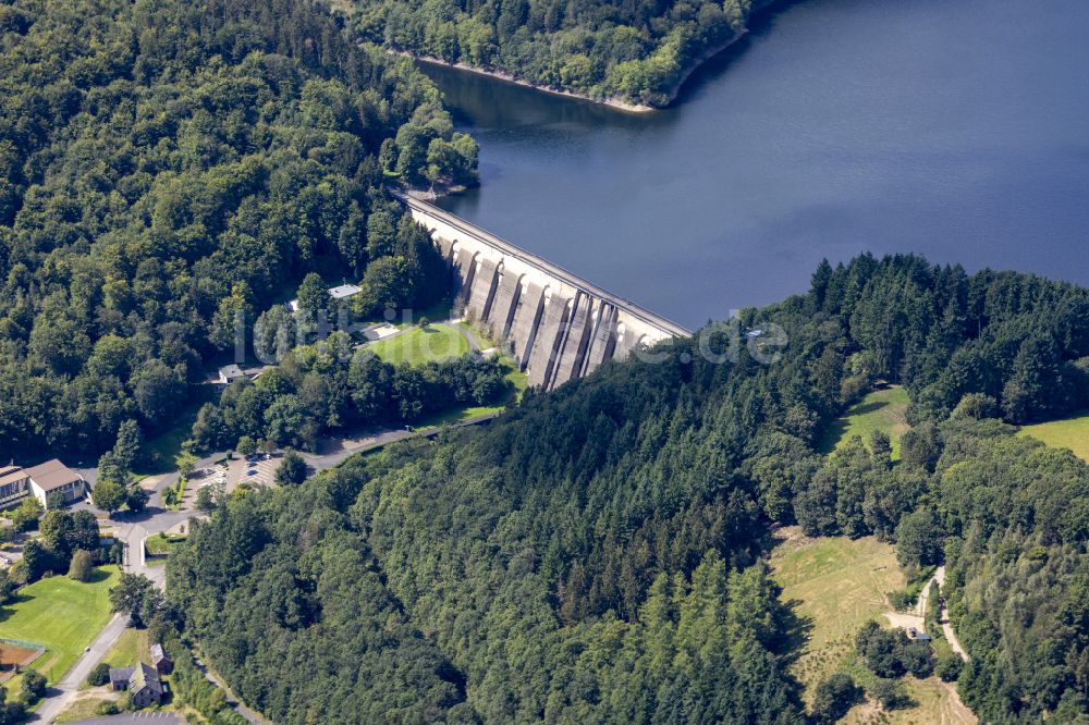 Hellenthal von oben - Stausee und Staudamm in Hellenthal im Bundesland Nordrhein-Westfalen, Deutschland