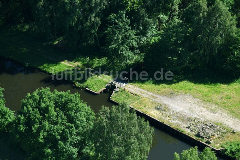 Gischow aus der Vogelperspektive: Staustufe / Notwehr Burow am Ufer des Flußverlauf der Müritz-Elde Wasserstraße in Gischow im Bundesland Mecklenburg-Vorpommern, Deutschland