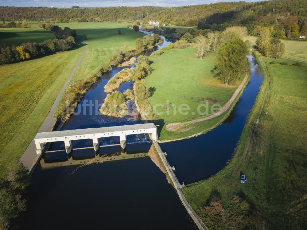 Luftaufnahme Großweitzschen - Staustufe am Ufer des Flußverlauf der Freiberger Mulde in Großweitzschen im Bundesland Sachsen, Deutschland