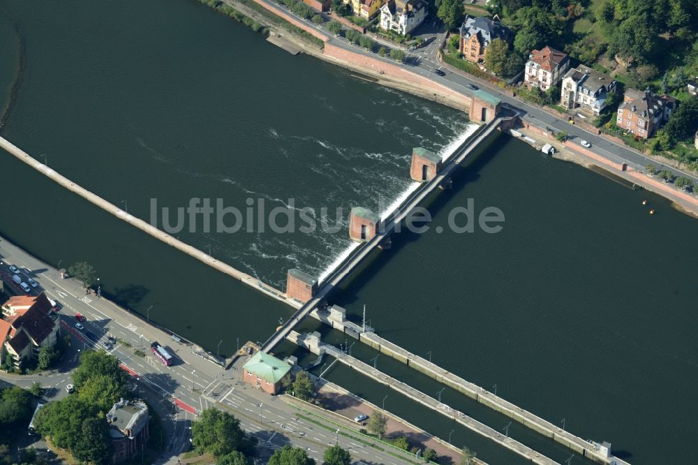 Heidelberg aus der Vogelperspektive: Staustufe am Ufer des Flußverlauf der Neckar in Heidelberg im Bundesland Baden-Württemberg