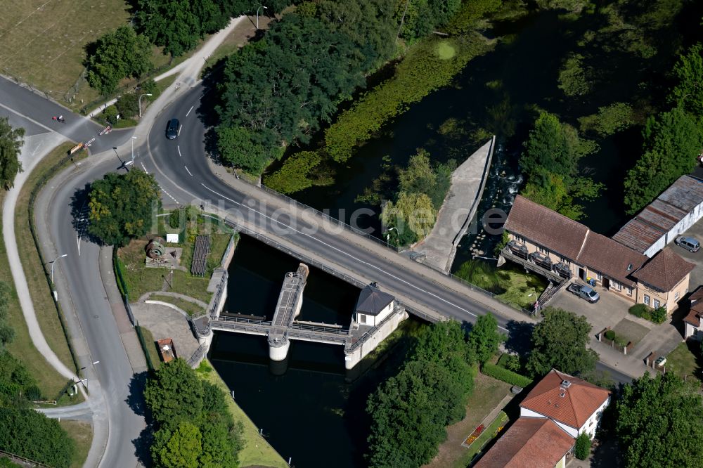 Braunschweig aus der Vogelperspektive: Staustufe am Ufer des Flußverlauf der Oker in Braunschweig im Bundesland Niedersachsen, Deutschland