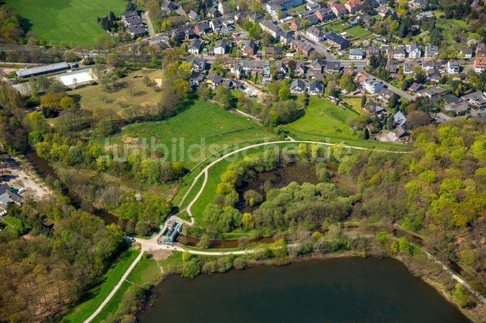 Dinslaken aus der Vogelperspektive: Staustufe am Ufer des Flußverlauf der Rotbach in Dinslaken im Bundesland Nordrhein-Westfalen