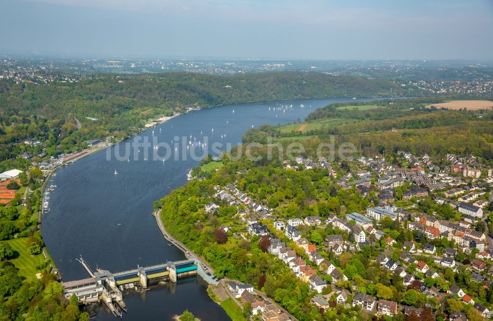 Essen von oben - Staustufe am Ufer des Flußverlauf der Ruhr - Baldeneysee Stauwehr in Essen im Bundesland Nordrhein-Westfalen