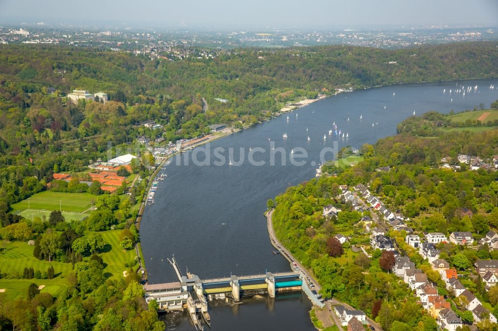 Essen aus der Vogelperspektive: Staustufe am Ufer des Flußverlauf der Ruhr - Baldeneysee Stauwehr in Essen im Bundesland Nordrhein-Westfalen