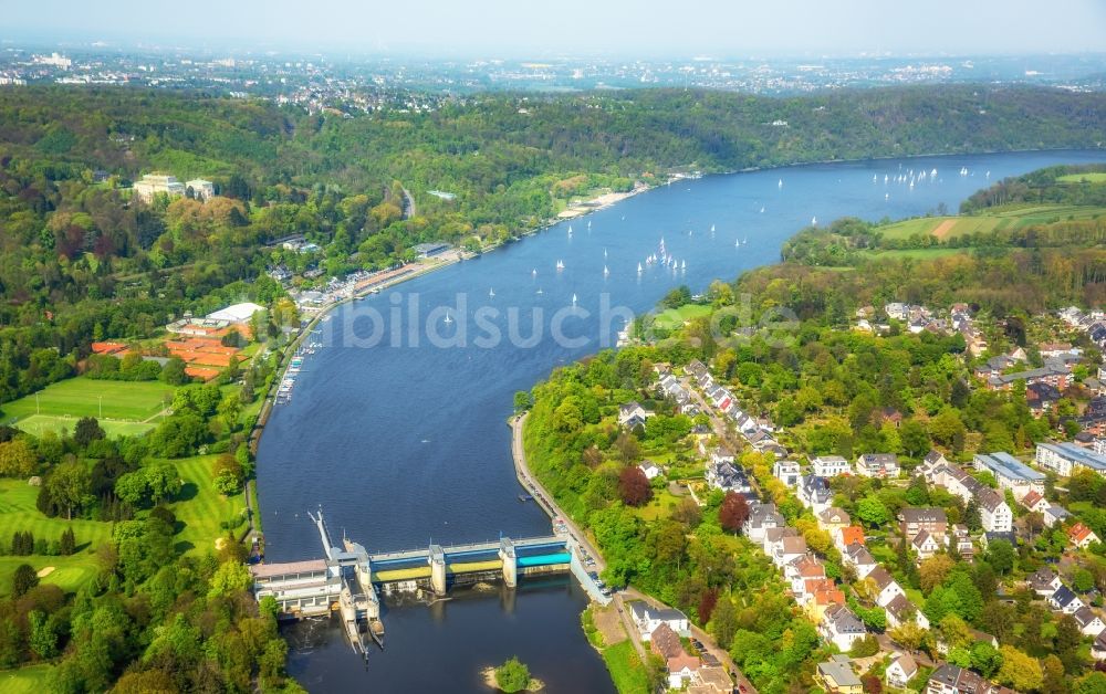 Luftbild Essen - Staustufe am Ufer des Flußverlauf der Ruhr - Baldeneysee Stauwehr in Essen im Bundesland Nordrhein-Westfalen