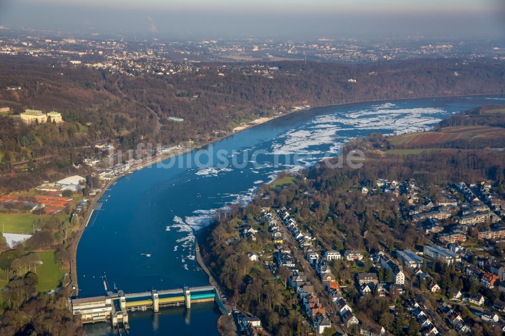 Essen von oben - Staustufe am Ufer des Flußverlauf der Ruhr im Ortsteil Stadtbezirke IX in Essen im Bundesland Nordrhein-Westfalen