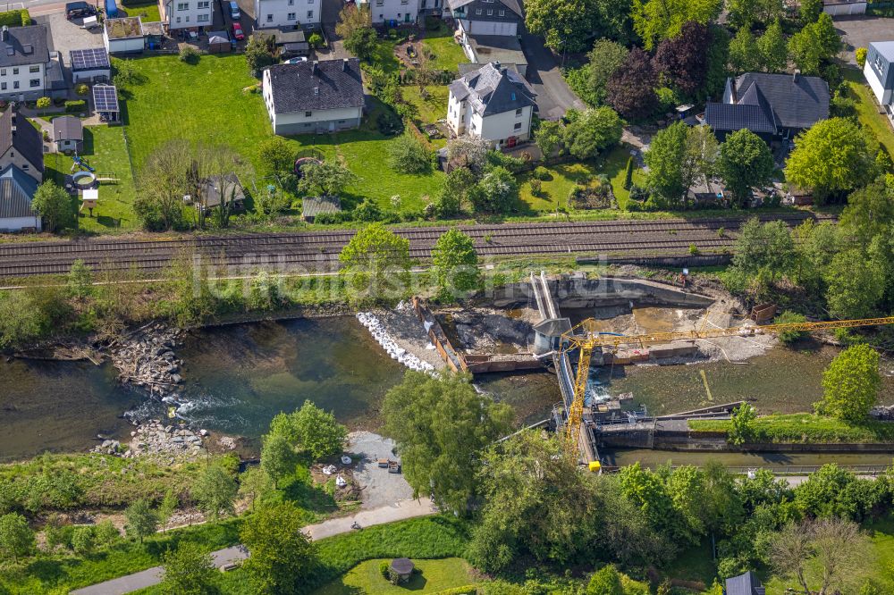 Velmede aus der Vogelperspektive: Staustufe am Ufer des Flussverlauf der Ruhr in Velmede im Bundesland Nordrhein-Westfalen, Deutschland