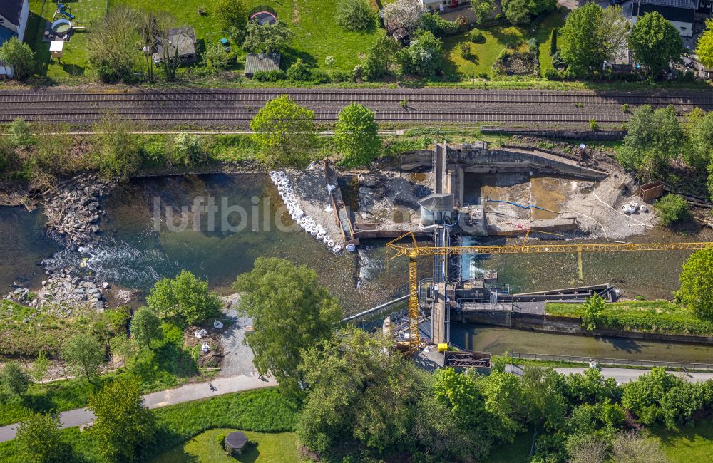 Velmede von oben - Staustufe am Ufer des Flussverlauf der Ruhr in Velmede im Bundesland Nordrhein-Westfalen, Deutschland