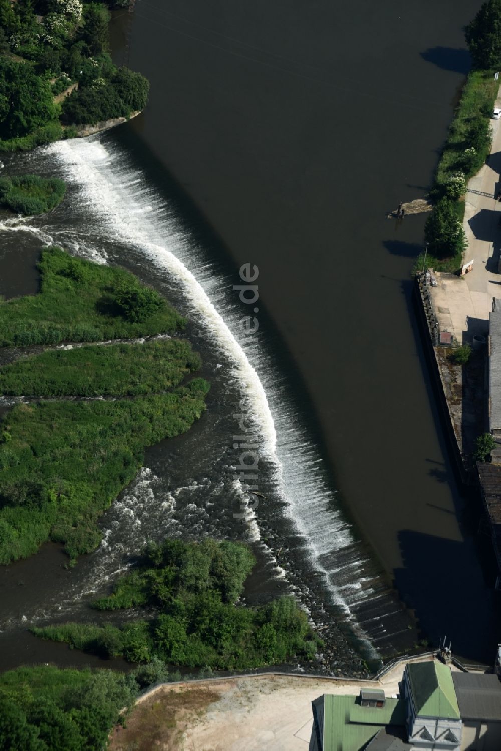 Alsleben (Saale) von oben - Staustufe am Ufer des Flußverlauf der Saale in Alsleben (Saale) im Bundesland Sachsen-Anhalt