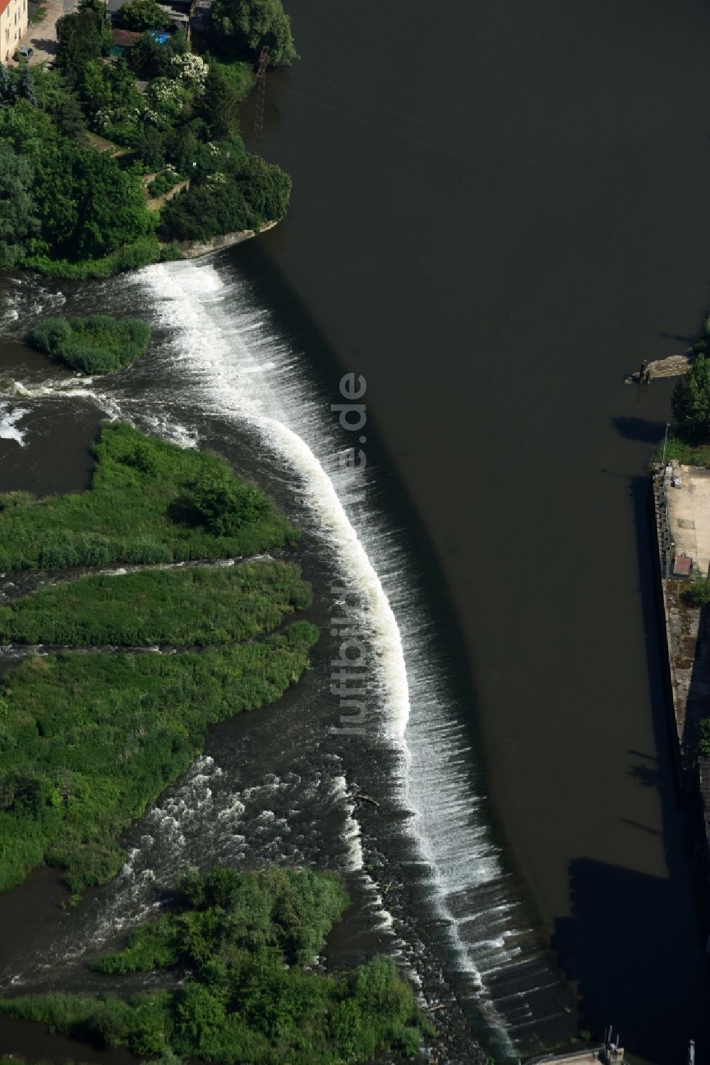 Alsleben (Saale) aus der Vogelperspektive: Staustufe am Ufer des Flußverlauf der Saale in Alsleben (Saale) im Bundesland Sachsen-Anhalt