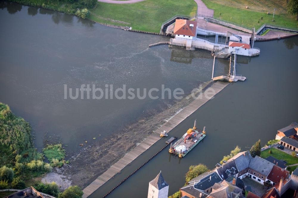 Calbe (Saale) aus der Vogelperspektive: Staustufe am Ufer des Flußverlauf der Saale in Calbe (Saale) im Bundesland Sachsen-Anhalt, Deutschland