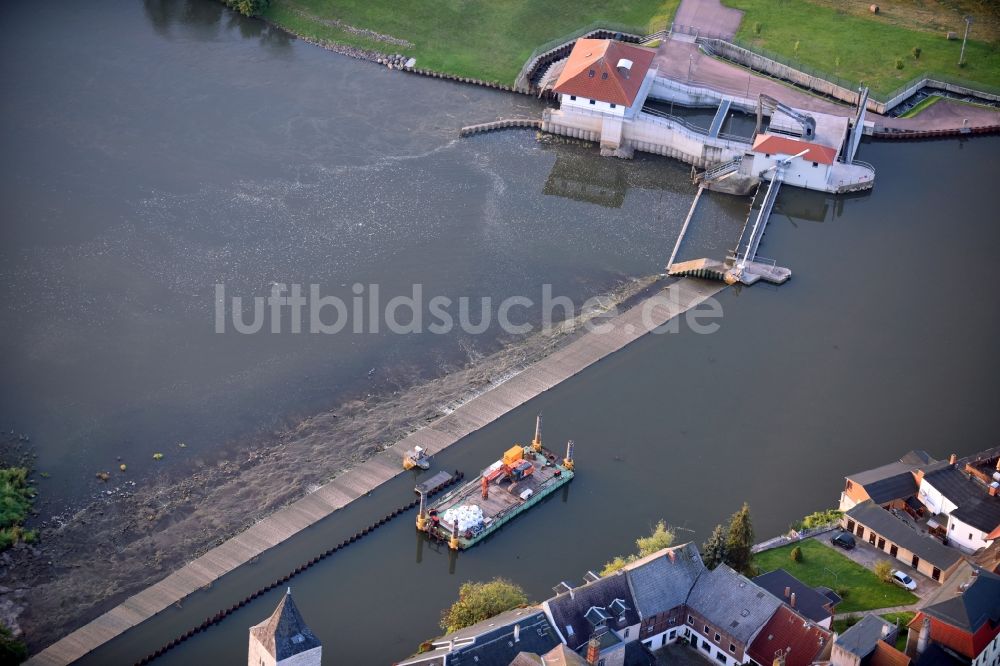 Luftbild Calbe (Saale) - Staustufe am Ufer des Flußverlauf der Saale in Calbe (Saale) im Bundesland Sachsen-Anhalt, Deutschland