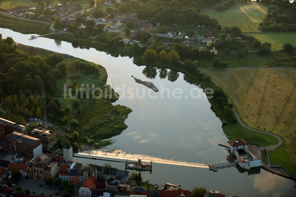 Luftaufnahme Calbe (Saale) - Staustufe am Ufer des Flußverlauf der Saale in Calbe (Saale) im Bundesland Sachsen-Anhalt, Deutschland