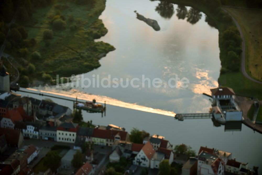 Calbe (Saale) von oben - Staustufe am Ufer des Flußverlauf der Saale in Calbe (Saale) im Bundesland Sachsen-Anhalt, Deutschland