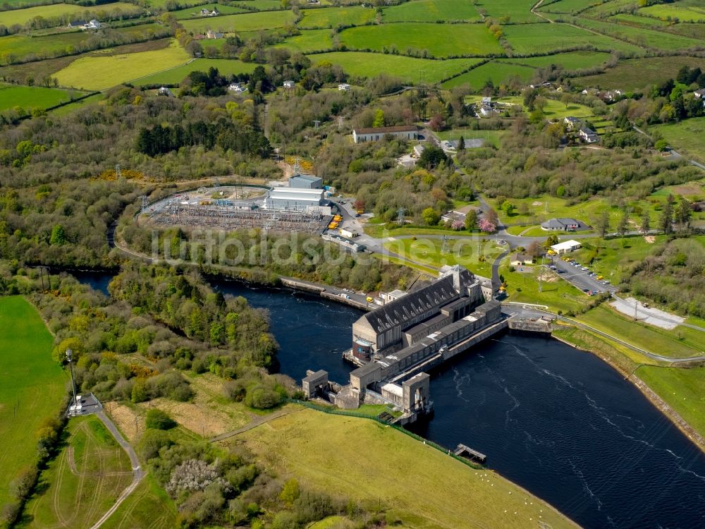 Luftbild Ardnacrusha - Staustufe am Ufer des Flußverlauf der Shannon in Ardnacrusha in Clare, Irland