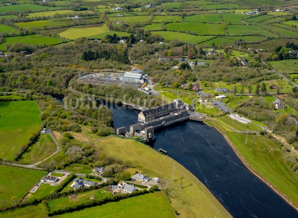 Luftaufnahme Ardnacrusha - Staustufe am Ufer des Flußverlauf der Shannon in Ardnacrusha in Clare, Irland