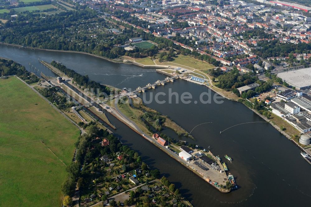 Luftaufnahme Bremen - Staustufe am Ufer des Flußverlauf der Weser in Bremen