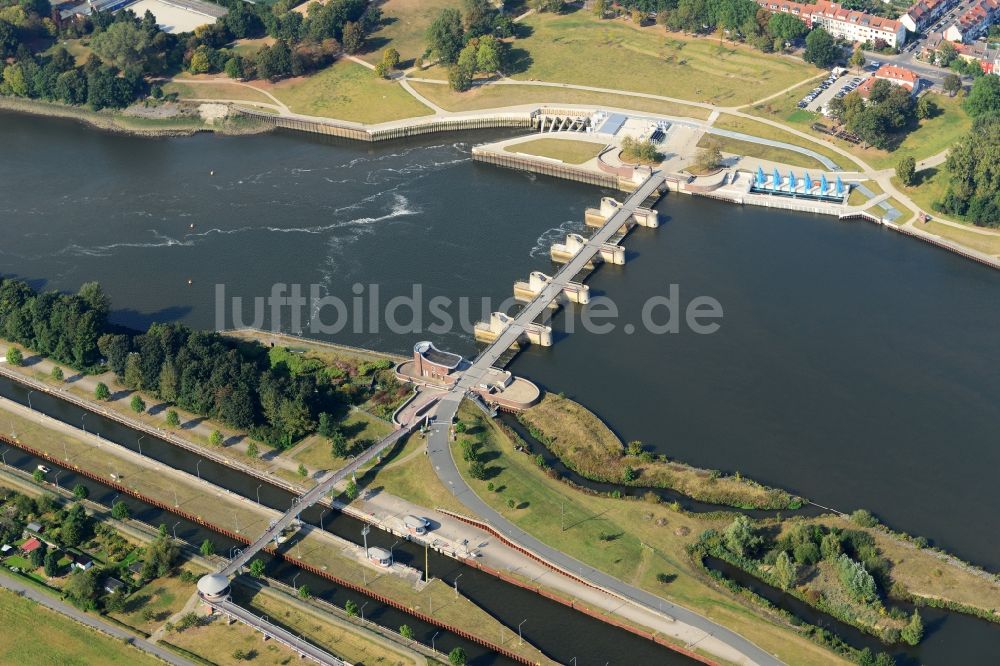 Bremen von oben - Staustufe am Ufer des Flußverlauf der Weser in Bremen