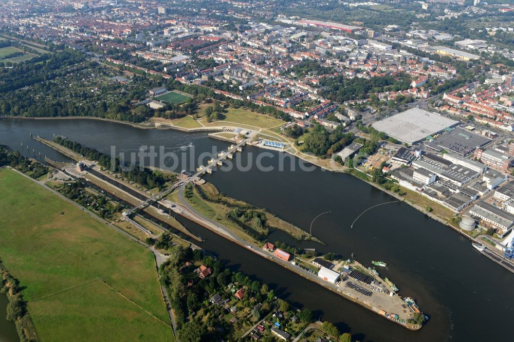 Bremen aus der Vogelperspektive: Staustufe am Ufer des Flußverlauf der Weser in Bremen