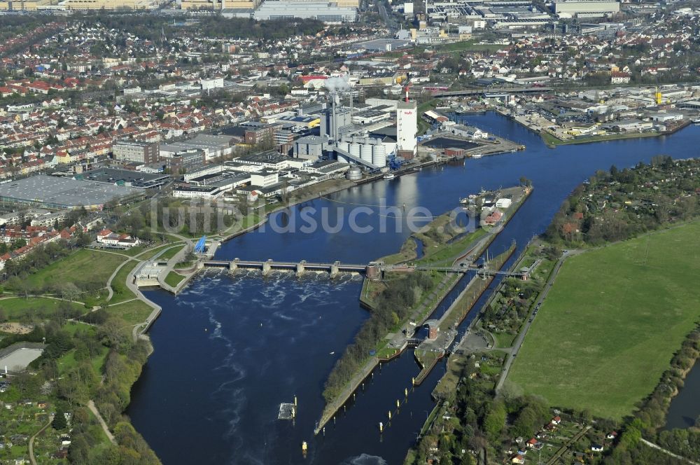 Luftaufnahme Bremen - Staustufe am Ufer des Flußverlauf des Weserwehr in Bremen