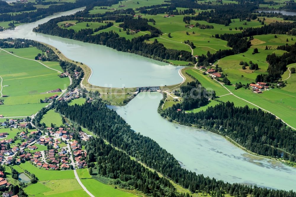 Prem von oben - Staustufe und Uferbereiche am Flußverlauf des Lech im Ortsteil Gründl in Prem im Bundesland Bayern