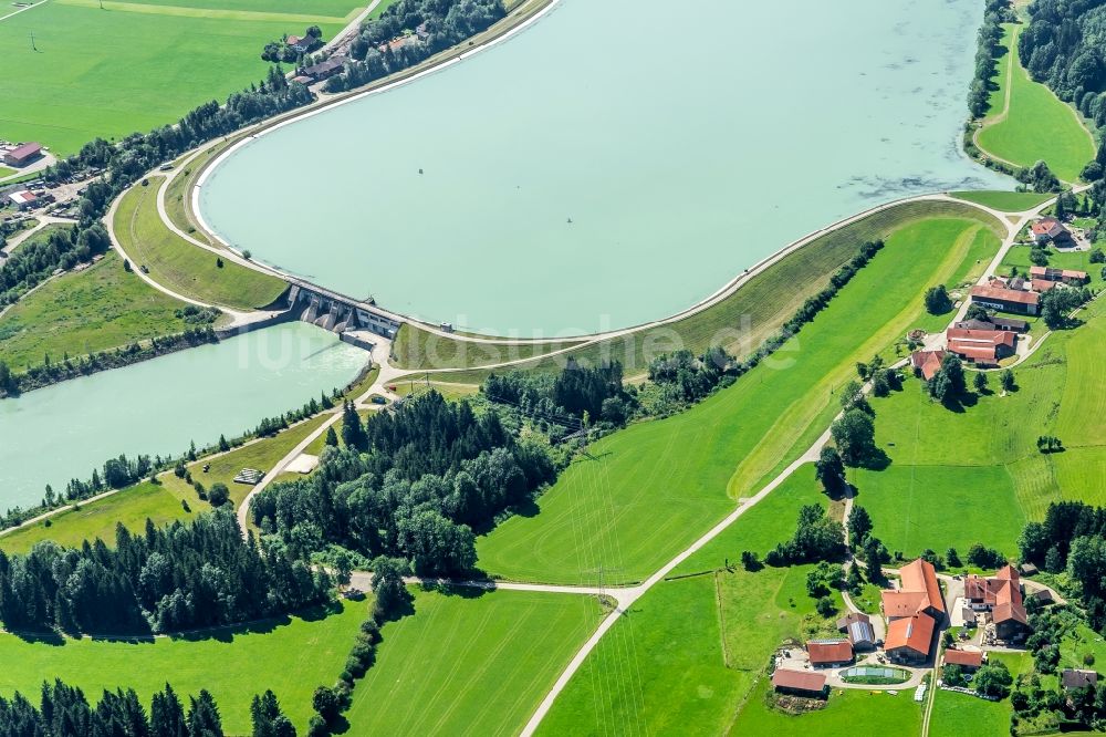 Prem aus der Vogelperspektive: Staustufe und Uferbereiche am Flußverlauf des Lech im Ortsteil Gründl in Prem im Bundesland Bayern