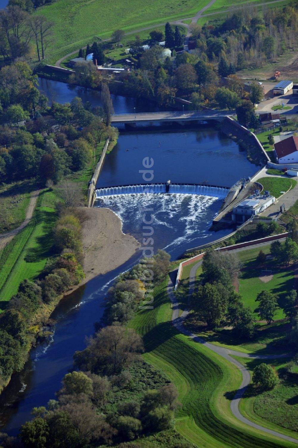 Luftaufnahme Raguhn - Staustufe und Wasserwehr am Ufer der Mulde in Raguhn im Bundesland Sachsen-Anhalt