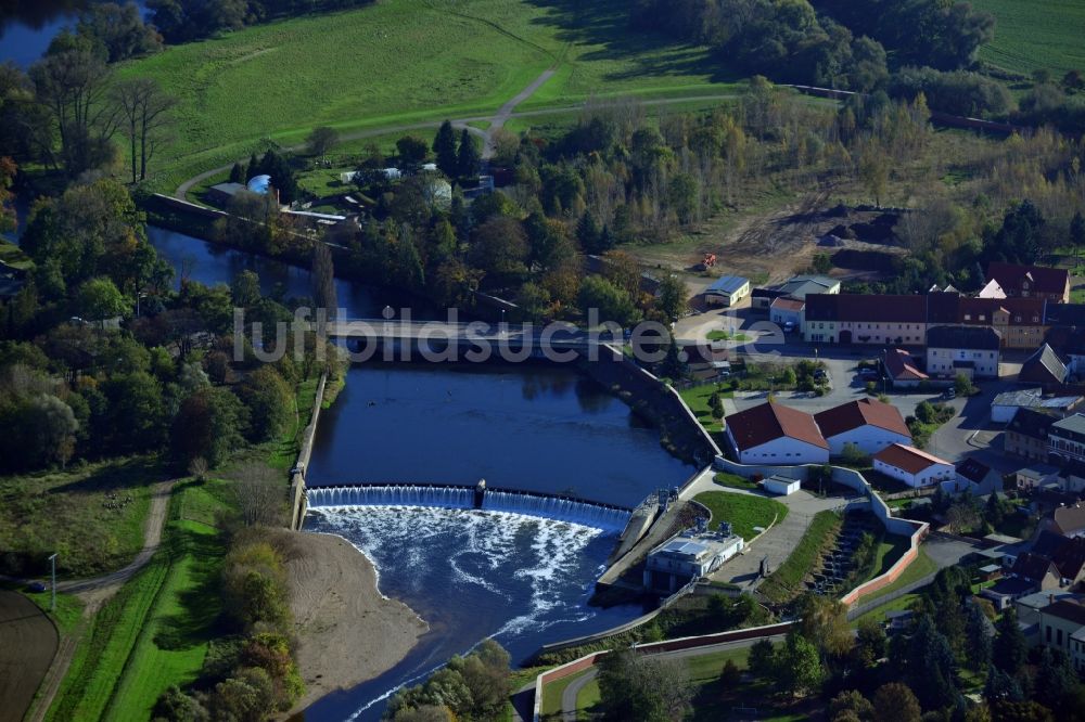 Raguhn von oben - Staustufe und Wasserwehr am Ufer der Mulde in Raguhn im Bundesland Sachsen-Anhalt