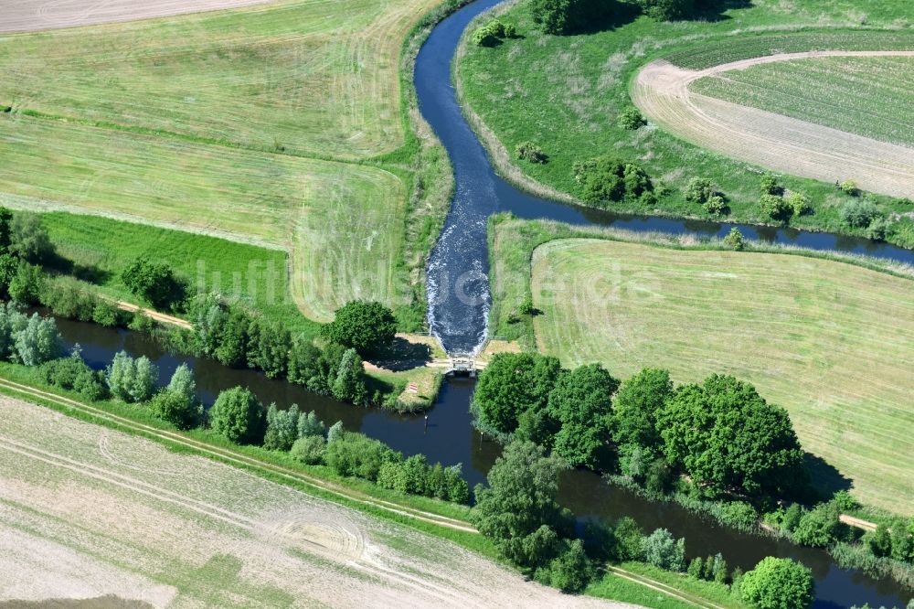 Neuburg aus der Vogelperspektive: Staustufe / Wehr am Ufer der Müritz-Elde Wasserstraße in Neuburg im Bundesland Mecklenburg-Vorpommern, Deutschland